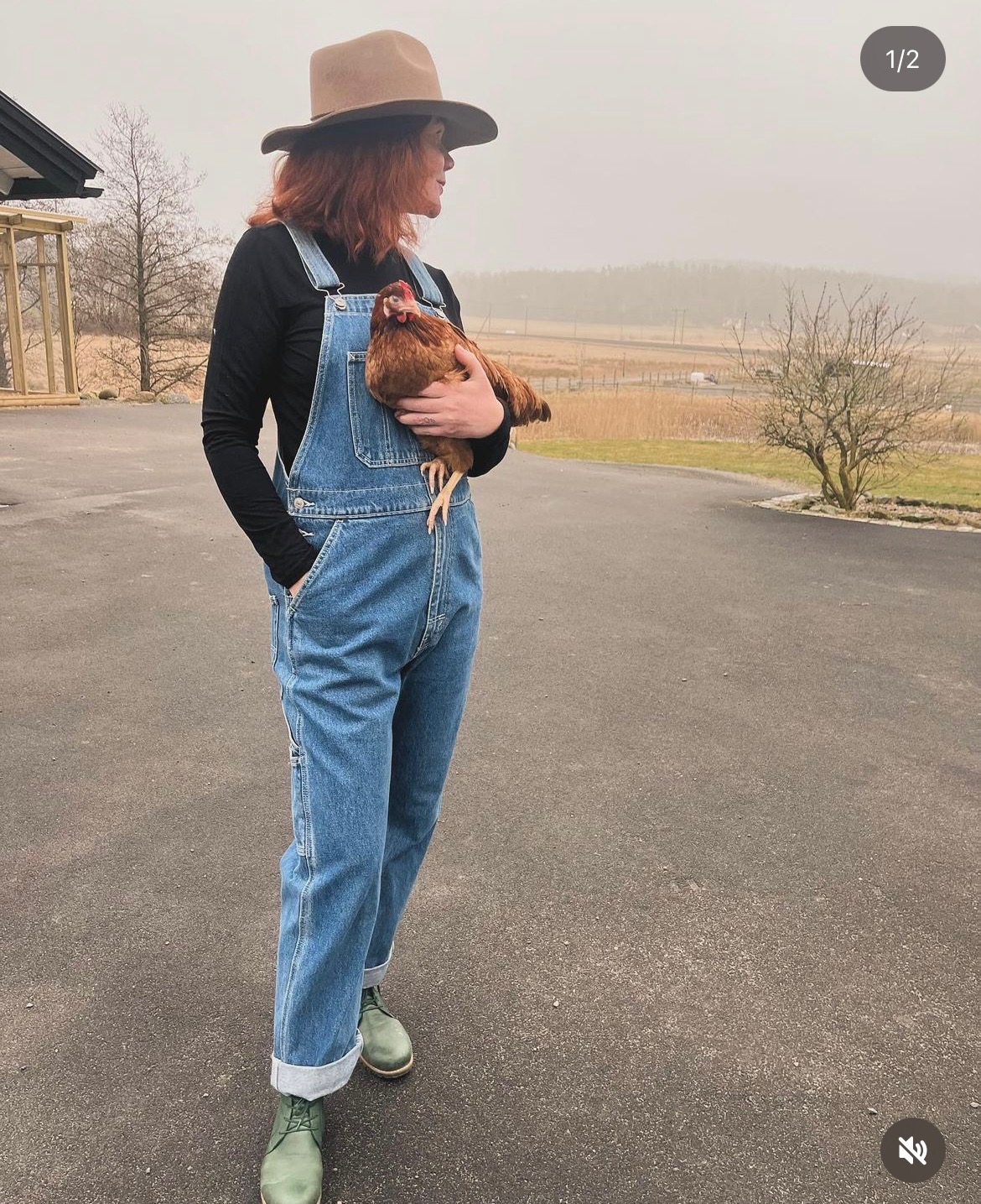 Bild på Anna och en liten söt höna, Annas Gård